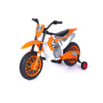 Moto de cross eléctrica para niños, en color naranja detalles en blanco gris y negro. Con ruedines y bateria de 12 v